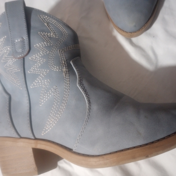 Stylish Gray Ankle Boots for Women - Picture 4 of 7
